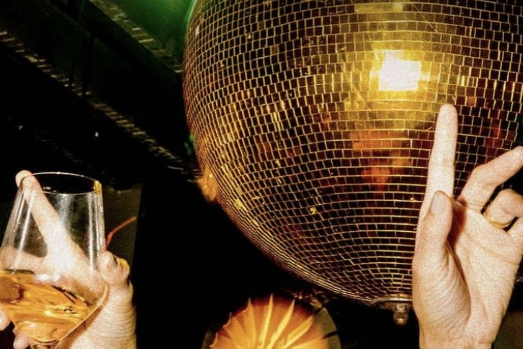 У нас день рождения! Празднуем в стиле 80-х