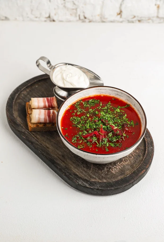БОРЩ С ГОВЯДИНОЙ И ГРЕНКАМИ С САЛОМ