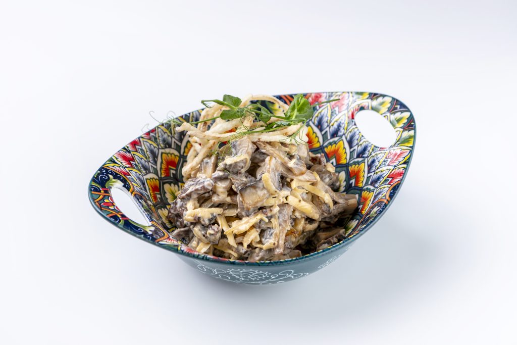 САЛАТ С ГОВЯДИНОЙ И ШАМПИНЬОНАМИ