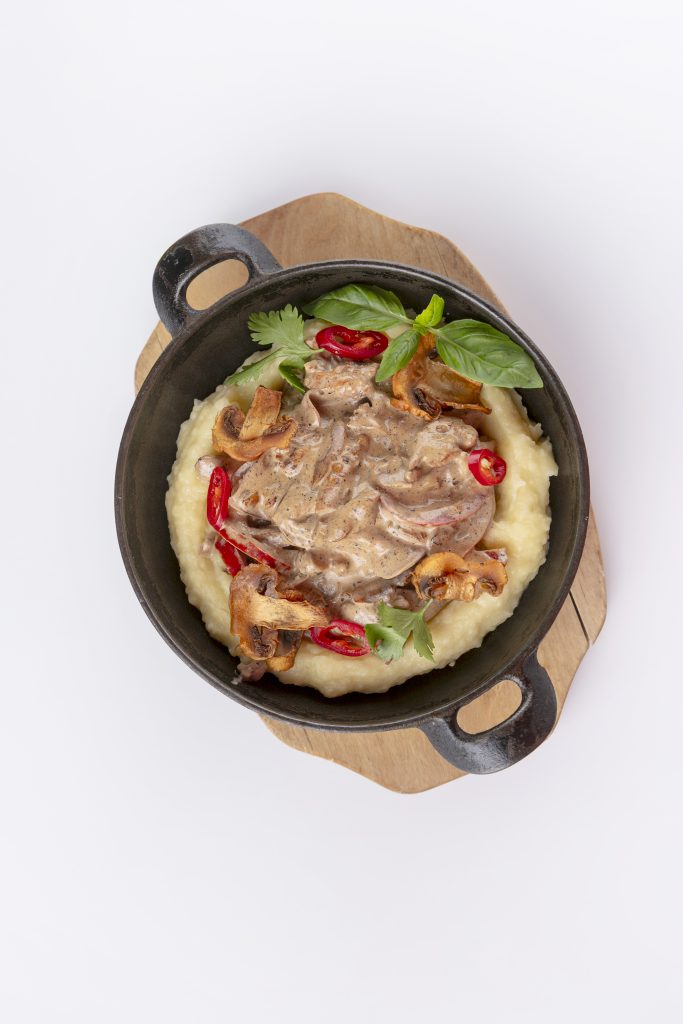 ЧИКЕН-СТРОГАНОВ С ШАМПИНЬОНАМИ, БОЛГАРСКИМ ПЕРЦЕМ И КАРТОФЕЛЬНЫМ ПЮРЕ